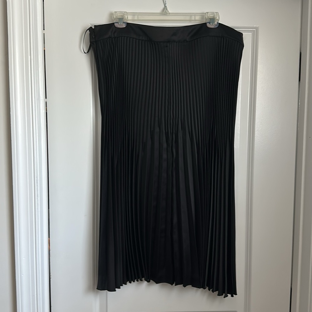 NWT. UNIVERSAL STANDARD CYBELE PLEATED MIDI